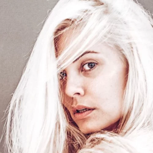 Η Μαρία Κορινθίου πιο ξανθιά από ποτέ