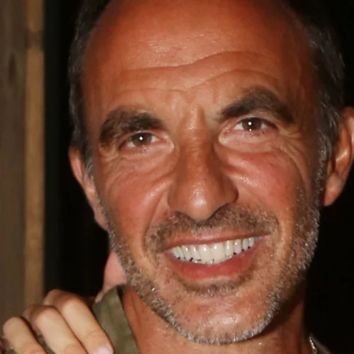 Με παρουσιαστή τον Νίκο Αλιάγα η παρέλαση της 25ης Μαρτίου | Ποια είναι η εντυπωσιακή συμπαρουσιάστριά του