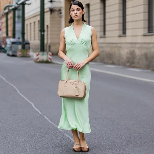 Το μίντι σατινέ φόρεμα που βλέπουμε παντού στο TikTok είναι σε έκπτωση