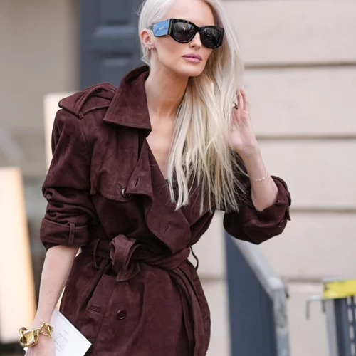 Αυτή η λινή καμπαρντίνα σε mocha mousse χρώμα είναι το ιδανικό πανωφόρι για το στιλ της άνοιξης