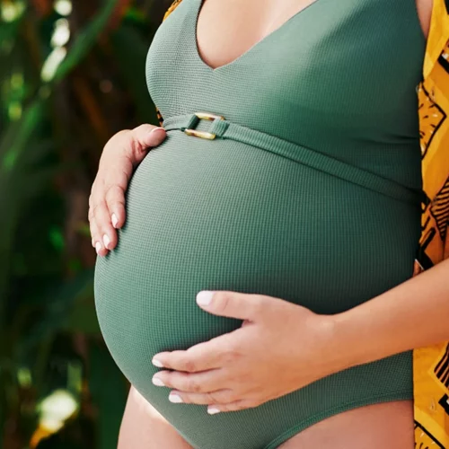 Έγκυος στην παραλία | Κομψά μαγιό που θα αναδείξουν την ωραιότερη καμπύλη του σώματός σου