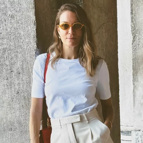 Το φθινοπωρινό look της Βίκυς Καγιά με bermuda shorts και δερμάτινα loafers