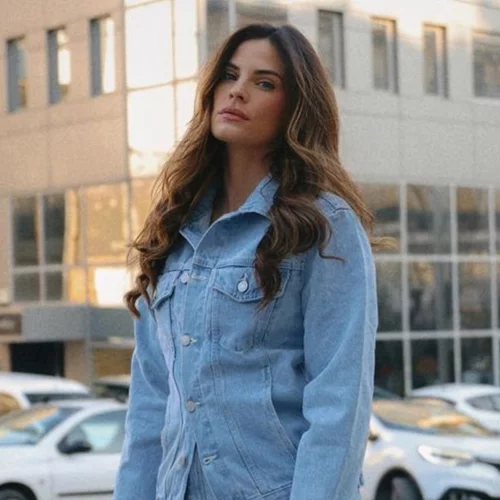 Ετοιμάζεσαι για πασχαλινή εξόρμηση; Η Χριστίνα Μπόμπα φόρεσε το πιο άνετο και κομψό travel look