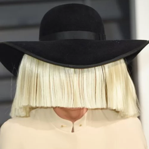 Η Sia μετανιώνει που υπέκυψε σε πιέσεις για την επιλογή των ηθοποιών στην ταινία "Music"