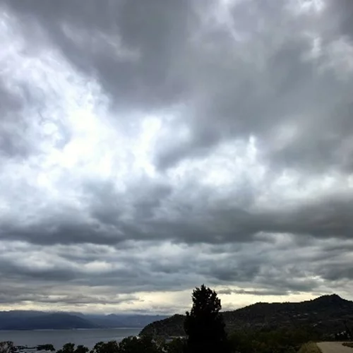 Αστατος ο καιρός και σήμερα: Τοπικές βροχές και καταιγίδες – Τα φαινόμενα θα πλήξουν και την Αττική