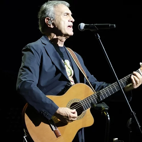 Το πιο πολυσυζητημένο πρόσωπο των ημερών αψήφισε τα σχόλια και πήγε σε παρουσίαση βιβλίου