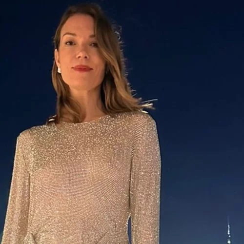 Η Βίκυ Καγιά ταξίδεψε στο Ντουμπάι | Το party look της με χρυσό φόρεμα και η εντυπωσιακή θέα από το ξενοδοχείο