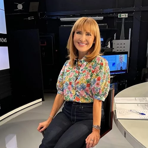 Η Μάρα Ζαχαρέα υιοθέτησε το μανικιούρ που κάνει την επιδερμίδα να δείχνει (ήδη) μαυρισμένη