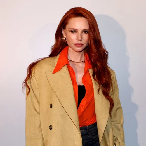 Πώς θα ντυθείς κομψά για τη μεταβατική περίοδο | Η Έβελυν Καζαντζόγλου προτείνει το κατάλληλο styling tip