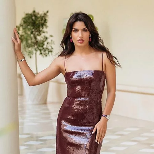 Η Τόνια Σωτηροπούλου με εντυπωσιακό μαύρο φόρεμα στο κόκκινο χαλί του Φεστιβάλ Βενετίας