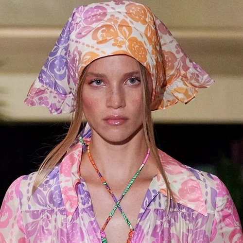 10 τρόποι να φορέσεις ένα μαντήλι στα μαλλιά σαν it girl