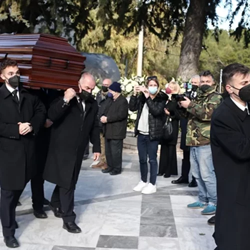 Αλέκος Φασιανός | Το τελευταίο αντίο στον εμβληματικό ζωγράφο - Παρόντες στη κηδεία ο Κυριάκος και η Μαρέβα Μητσοτάκη (εικόνες)