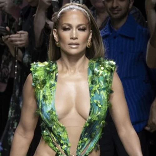 Jennifer Lopez | H στιλίστριά της τότε την είχε ικετέψει να μη βάλει το Jungle Dress του Versace