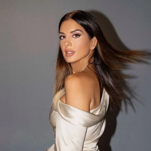 Σαν μικρό κοριτσάκι | Η Σταματίνα Τσιμτσιλή ποζάρει στο φωτογραφικό φακό