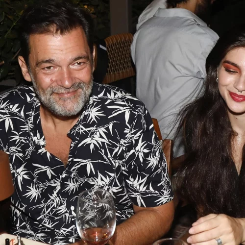 Κωνσταντίνος Καζάκος | Οι εντυπωσιακές βουτιές με την 23χρονη καλλονή σύντροφό του στην πισίνα