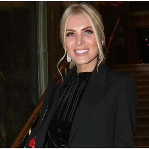 Kανείς δε φοράει το κοστούμι καλύτερα από την Κατερίνα Καινούργιου