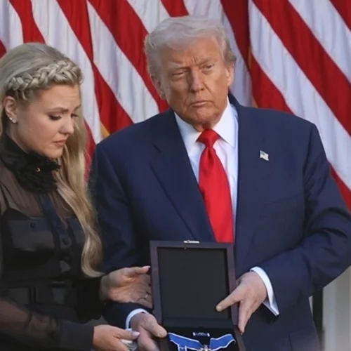 Ο Donald Trump παρασημοφόρησε μεταθανάτια τον δολοφονημένο Charlie Kirk