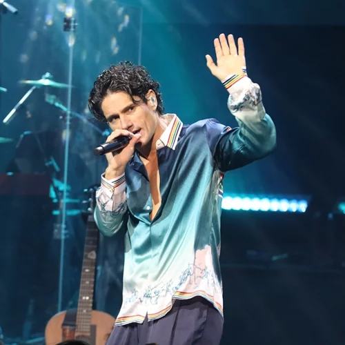 Στο θέατρο για να στηρίξει τη σύντροφό του | Ο Πάνος Βλάχος στην πρεμιέρα της Νατάσας Εξηνταβελώνη