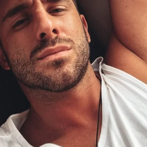 Γιώργος Λιβάνης | Ο τραγουδιστής και σύντροφος της Μαριαλένας Ρουμελιώτη από το Survivor έκανε το εμβόλιο κατά του κoρονοϊού