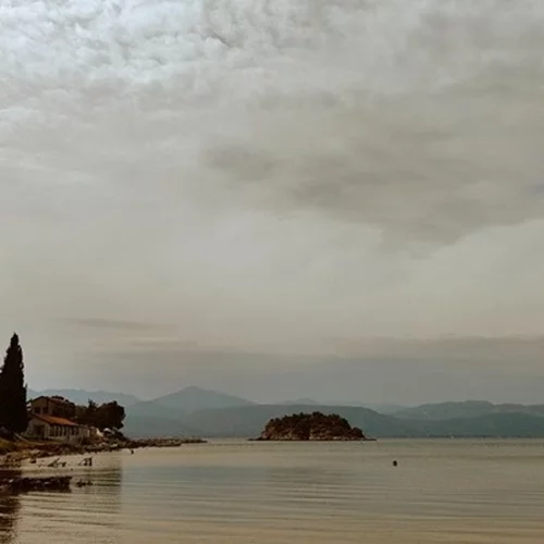 Βροχές, αφρικανική σκόνη και μικρή πτώση της θερμοκρασίας σήμερα