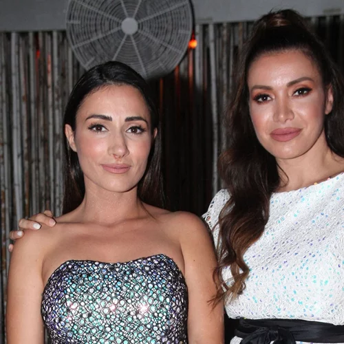 Όλγα και Γωγώ Φαρμάκη | Φόρεσαν τα πιο girly μίνι φορέματα για καλοκαιρινή βάφτιση