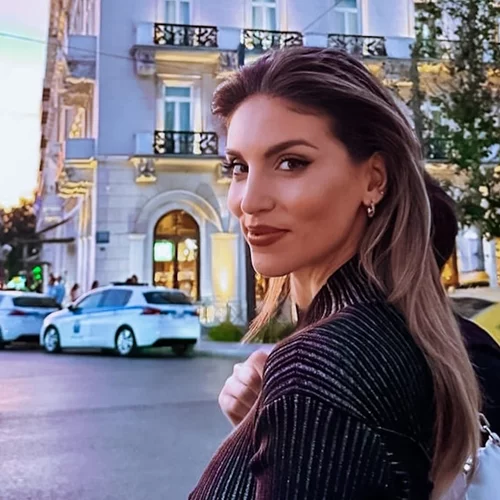 Αθηνά Οικονομάκου | Τα μοκασίνια της είναι τα ιδανικά για τις βόλτες της άνοιξης