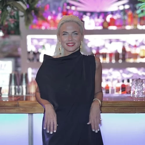 Η Χριστίνα Κοντοβά έγινε 46 | Το θηλυκό μαύρο φόρεμα, το πολυτελές σκηνικό και οι φωτογραφίες με τους διάσημους καλεσμένους στο party της