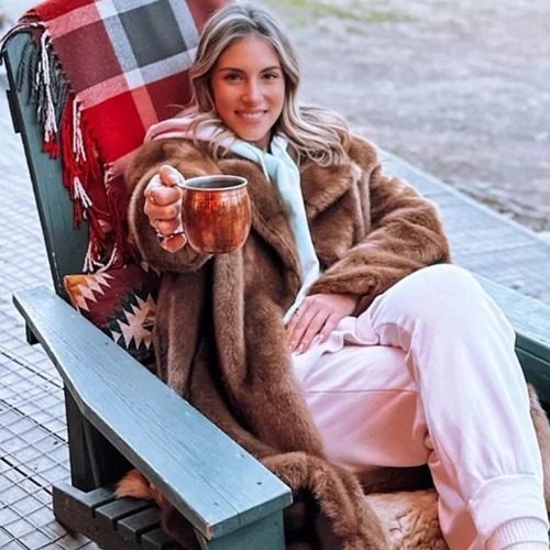 Η Αθηνά Οικονομάκου φόρεσε το παλτό που επιλέγουν το 2024 οι πιο ενημερωμένες fashionistas