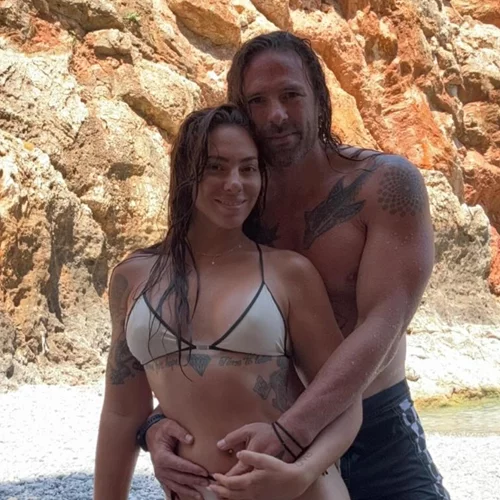 Η Ευρυδίκη Βαλαβάνη με λευκό μπικίνι, πέπλο και το μονόπετρό της | Οι φωτογραφίες από το pre wedding πάρτι στην παραλία