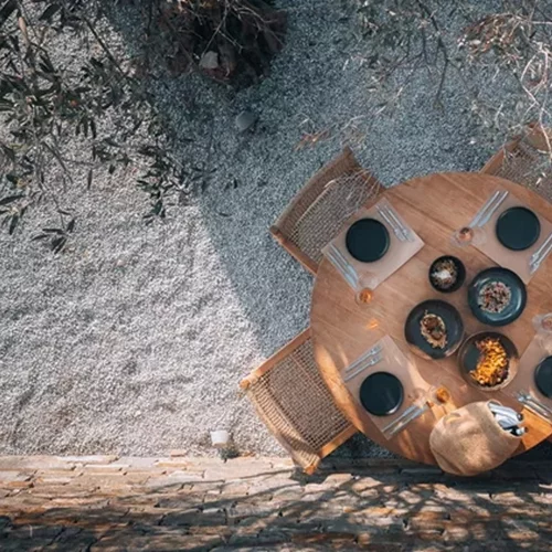 Μικρά νησιά, μεγάλα εστιατόρια: Τα μέρη που υμνούν την ελληνική κουζίνα στις Κυκλάδες