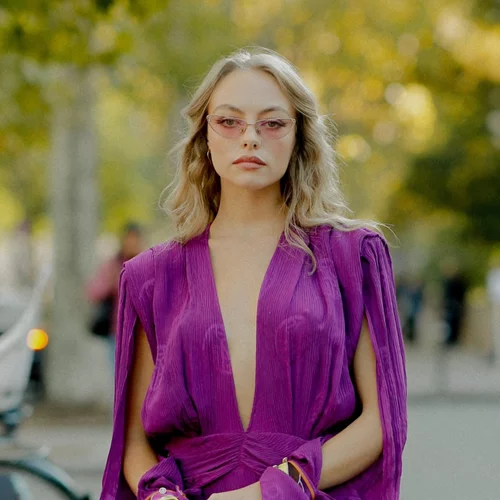 Τα στιλιστικά λάθη που πρέπει να αποφύγεις όταν φοράς χρωματιστά παντελόνια