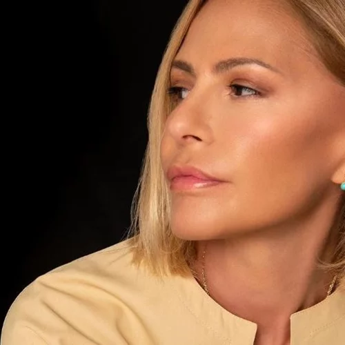 Η Τζένη Μπαλατσινού στην Πάτμο