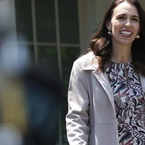Jacinda Ardern | Μια αυθεντική πολιτικός αποχωρεί αποδεικνύοντας μέχρι τέλους ότι η παγκόσμια προσοχή της ανήκει