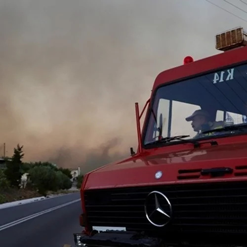 Σε πλήρη εξέλιξη η επιχείρηση κατάσβεσης της μεγάλης πυρκαγιάς στην Ιεράπετρα