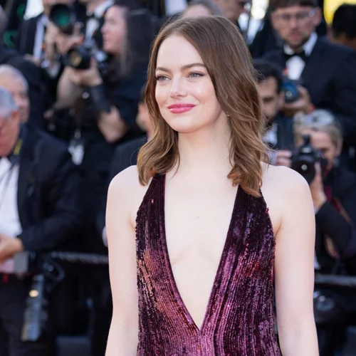 Φεστιβάλ Καννών | Η Old Hollywood εμφάνιση της Emma Stone στην πρεμιέρα της ταινίας του Γιώργου Λάνθιμου