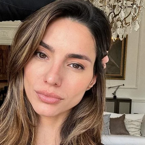 Η Ηλιάνα Παπαγεωργίου στο σαλόνι της | Δερμάτινα πουφ και cozy ατμόσφαιρα