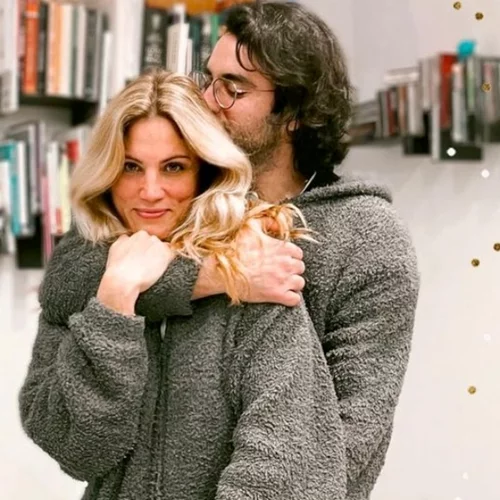 #couplegoals | Η Μαίρη Συνατσάκη και ο Ίαν Στρατής υποδέχτηκαν αγκαλιά το 2022