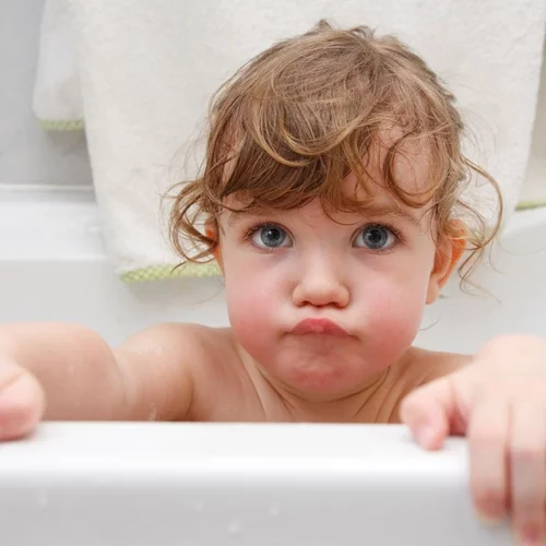5 λόγοι που εξηγούν γιατί το παιδί δεν θέλει να κάνει μπάνιο και πώς να τους αντιμετωπίσεις