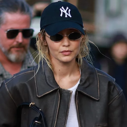 Η Gigi Hadid με το leather jacket από τη Mango που είναι απαραίτητο για το φθινόπωρο