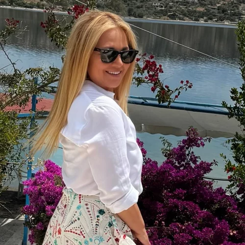 Η Νάνσυ Ζαμπέτογλου με την ανοιξιάτικη φούστα που θα φορέσεις από το πρωί έως το βράδυ