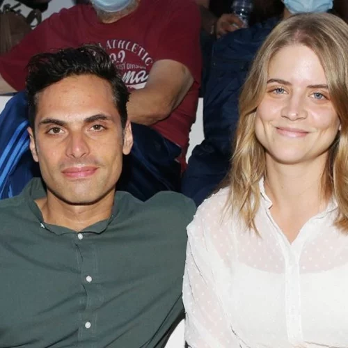 Δανάη Μιχαλάκη | Διαβάζει παραμύθι στην κόρη της