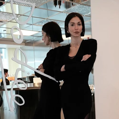 Μαύρα jeans, μαύρο T-shirt | Πώς θα δημιουργήσεις μια επίσημη εμφάνιση με τα hero items σύμφωνα με το στιλ της Σοφίας Καρβέλα