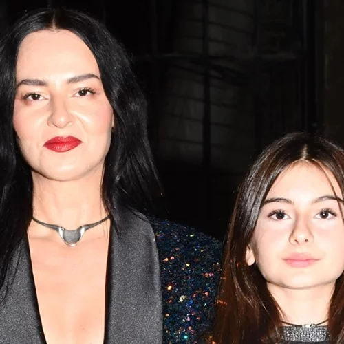 Η Ζενεβιέβ Μαζαρί σε επίδειξη μόδας με την έφηβη κόρη της | Τα looks τους