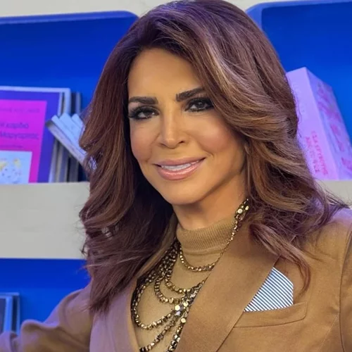 Η Μιμή Ντενίση με το μακρυμάνικο μαγιό που αγαπούν οι serfers | Η αγκαλιά με την κόρη της, Μαριτίνα