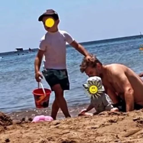 Λένα Δροσάκη | Φωτογραφίζει τον Αλέξανδρο Μπουρδούμη με τον γιο τους στην παραλία