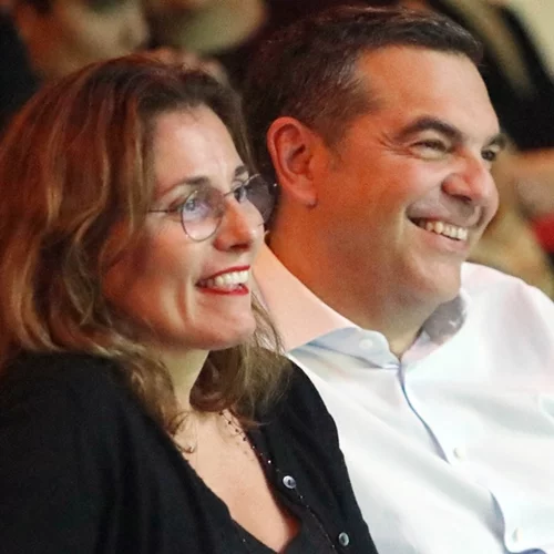 Το σοφιστικέ στιλ της Μπέττυς Μπαζιάνα | Με τον Αλέξη Τσίπρα στο θέατρο