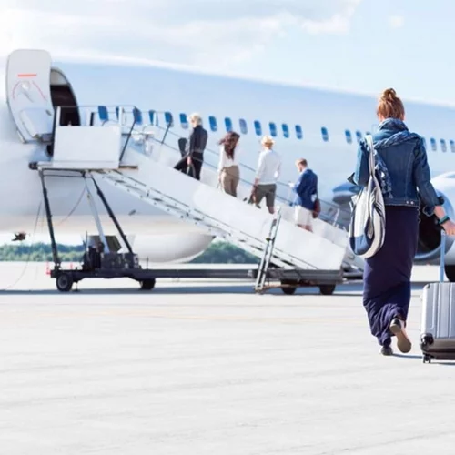 Γιατί επιβιβαζόμαστε στο αεροπλάνο πάντα από την αριστερή πλευρά;