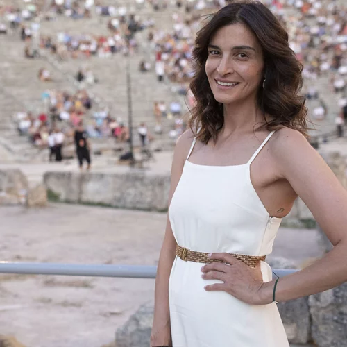 Η Αντιγόνη Κουλουκάκου με το φόρεμα τάση της σεζόν