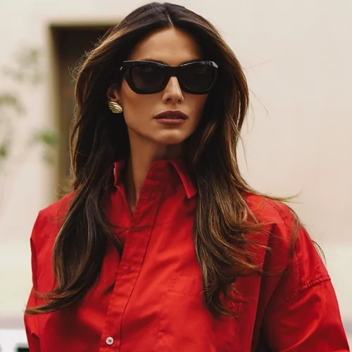 Η Ηλιάνα Παπαγεωργίου με mini μπορντό δερμάτινη φούστα | Η μοντέρνα συμβουλή μόδας που ακολούθησε