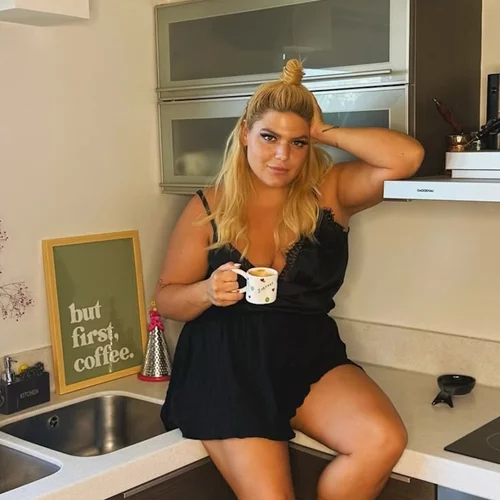 Δανάη Μπάρκα | Το πλούσιο σπιτικό πρωινό που ετοίμασε στη Σύρο για τους φίλους της